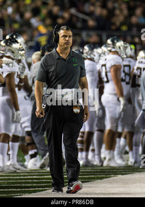 Oklahoma Memorial Stadium. 29 Sep, 2018. CA USA Oregon Haupttrainer Mario Cristobal auf dem Nebenerwerb während der NCAA Football Spiel zwischen Oregon Enten und die Kalifornien goldenen Bären 42-24 gewinnen an der California Memorial Stadium. Thurman James/CSM/Alamy leben Nachrichten Stockfoto