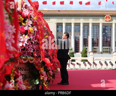 (180930)-BEIJING, Sept. 30, 2018 (Xinhua) - der chinesische Präsident Xi Jinping, auch Generalsekretär der Kommunistischen Partei Chinas (KPCH) und Vorsitzender der Zentralen Militärkommission, richtet die roten Schleifen auf der Blume Warenkorb während einer Zeremonie zu Ehren verstorbenen Nationalhelden am Denkmal für die Helden des Volkes auf dem Tian'anmen-Platz in Peking, der Hauptstadt von China, Sept. 30, 2018. Andere Führungskräfte der CPC und der Staat einschließlich Li Keqiang, Li Zhanshu, Wang Yang, Wang Huning, Zhao Leji, Han Zheng und Wang Qishan nahm ebenfalls an der Veranstaltung zu ma Stockfoto