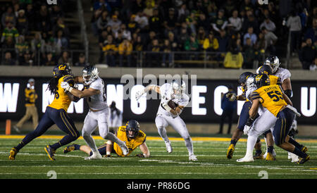 Oklahoma Memorial Stadium. 29 Sep, 2018. CA USA Oregon zurück laufen Travis Farbstoff (26) Kurzurlaub mit einem langen Lauf während der NCAA Football Spiel zwischen Oregon Enten und die Kalifornien goldenen Bären 42-24 gewinnen an der California Memorial Stadium. Thurman James/CSM/Alamy leben Nachrichten Stockfoto