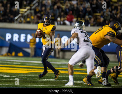 Oklahoma Memorial Stadium. 29 Sep, 2018. CA USA Kalifornien Quarterback Brandon McIlwain (5) roll aus der Tasche auf der Suche nach den tiefen Pass während der NCAA Football Spiel zwischen Oregon Enten und die Kalifornien goldenen Bären 24-42 an der California Memorial Stadium verloren. Thurman James/CSM/Alamy leben Nachrichten Stockfoto