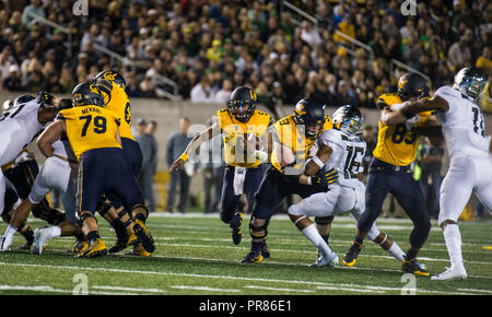 Oklahoma Memorial Stadium. 29 Sep, 2018. CA USA Kalifornien Quarterback Brandon McIlwain (5) Pause für eine kurze Gewinnen während der NCAA Football Spiel zwischen Oregon Enten und die Kalifornien goldenen Bären 24-42 an der California Memorial Stadium verloren. Thurman James/CSM/Alamy leben Nachrichten Stockfoto