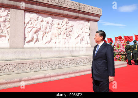 (180930)-BEIJING, Sept. 30, 2018 (Xinhua) - der chinesische Präsident Xi Jinping, auch Generalsekretär der Kommunistischen Partei Chinas (KPCH) und Vorsitzender der Zentralen Militärkommission, würdigt verstorbenen Nationalhelden am Denkmal für die Helden des Volkes auf dem Tian'anmen-Platz in Peking, der Hauptstadt von China, Sept. 30, 2018. Andere Führungskräfte der CPC und der Staat einschließlich Li Keqiang, Li Zhanshu, Wang Yang, Wang Huning, Zhao Leji, Han Zheng und Wang Qishan nahm ebenfalls an der Veranstaltung des Landes Märtyrer" Tag, am Vorabend des Nationalen Tag zu kennzeichnen. (Xinhua/Huang Ji Stockfoto