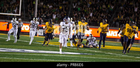 Oklahoma Memorial Stadium. 29 Sep, 2018. CA USA Oregon zurück laufen Travis Farbstoff (26) Kurzurlaub mit langer Lauf für einen Touchdown während der NCAA Football Spiel zwischen Oregon Enten und die Kalifornien goldenen Bären 42-24 gewinnen an der California Memorial Stadium. Thurman James/CSM/Alamy leben Nachrichten Stockfoto