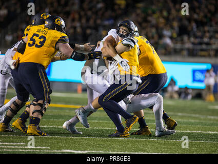 Oklahoma Memorial Stadium. 29 Sep, 2018. CA USA Kalifornien Quarterback Verfolgung Garbers (7) Sack während der NCAA Football Spiel zwischen Oregon Enten und die Kalifornien goldenen Bären 24-42 an der California Memorial Stadium verloren. Thurman James/CSM/Alamy leben Nachrichten Stockfoto