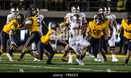 Oklahoma Memorial Stadium. 29 Sep, 2018. CA USA Oregon zurück laufen CJ Verdell (34) Game Stats 9 Träger für 106 Yards findet eine Lücke für einen kurzen Gewinn während der NCAA Football Spiel zwischen Oregon Enten und die Kalifornien goldenen Bären an der California Memorial Stadium. Thurman James/CSM/Alamy leben Nachrichten Stockfoto