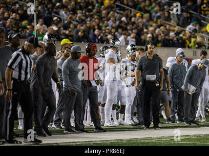 Oklahoma Memorial Stadium. 29 Sep, 2018. CA USA Oregon Haupttrainer Mario Cristobal auf dem Nebenerwerb während der NCAA Football Spiel zwischen Oregon Enten und die Kalifornien goldenen Bären 42-24 gewinnen an der California Memorial Stadium. Thurman James/CSM/Alamy leben Nachrichten Stockfoto