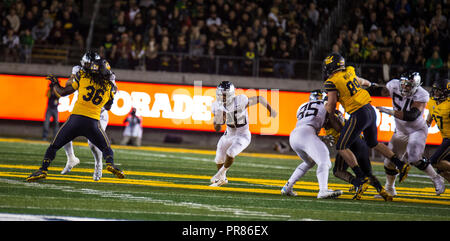 Oklahoma Memorial Stadium. 29 Sep, 2018. CA USA Oregon zurück laufen Travis Farbstoff (26) Kurzurlaub mit langer Lauf für einen Touchdown während der NCAA Football Spiel zwischen Oregon Enten und die Kalifornien goldenen Bären 42-24 gewinnen an der California Memorial Stadium. Thurman James/CSM/Alamy leben Nachrichten Stockfoto