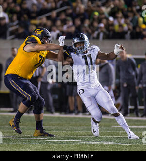 Oklahoma Memorial Stadium. 29 Sep, 2018. CA USA Oregon linebacker Justin Hollins (11) versucht, Druck auf Cal Quarterback während der NCAA Football Spiel zwischen Oregon Enten und die Kalifornien goldenen Bären 42-24 gewinnen an der California Memorial Stadium zu setzen. Thurman James/CSM/Alamy leben Nachrichten Stockfoto