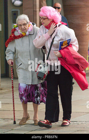 Porthcawl, Großbritannien. 30. September 2018. Zehntausende von Elvis Presley Fans steigen auf der kleinen walisischen Küstenstadt Porthcawl in South Wales für drei Tag große Feier der König und Elvis Tribut Künstler auf das grösste Festival seiner Art in der Welt zu hören. Credit: Graham M. Lawrence/Alamy leben Nachrichten Stockfoto