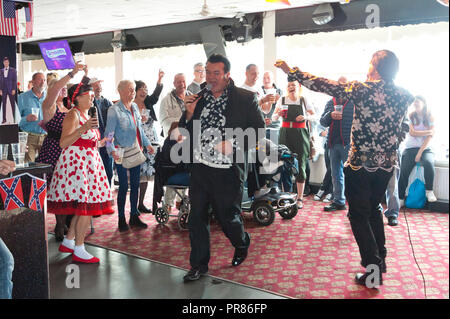 Porthcawl, Großbritannien. 30. September 2018. Am letzten Tag des Festivals, elvis tribute Artist, Nigelvis, aus Spanien, bekommt der Gast in die Breeze Bar Schauplatz an Coney Strand gehen. Zehntausende von Elvis Presley Fans steigen auf der kleinen walisischen Küstenstadt Porthcawl in South Wales für drei Tag große Feier der König und Elvis Tribut Künstler auf das grösste Festival seiner Art in der Welt zu hören. Credit: Graham M. Lawrence/Alamy leben Nachrichten Stockfoto