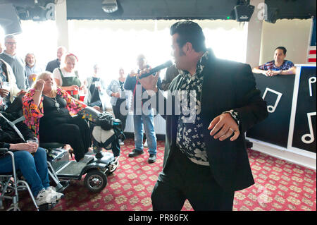 Porthcawl, Großbritannien. 30. September 2018. Am letzten Tag des Festivals, elvis tribute Artist, Nigelvis, aus Spanien, bekommt der Gast in die Breeze Bar Schauplatz an Coney Strand gehen. Zehntausende von Elvis Presley Fans steigen auf der kleinen walisischen Küstenstadt Porthcawl in South Wales für drei Tag große Feier der König und Elvis Tribut Künstler auf das grösste Festival seiner Art in der Welt zu hören. Credit: Graham M. Lawrence/Alamy leben Nachrichten Stockfoto