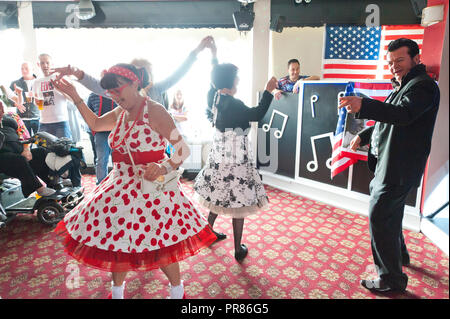 Porthcawl, Großbritannien. 30. September 2018. Am letzten Tag des Festivals, elvis tribute Artist, Nigelvis, aus Spanien, bekommt der Gast in die Breeze Bar Schauplatz an Coney Strand gehen. Zehntausende von Elvis Presley Fans steigen auf der kleinen walisischen Küstenstadt Porthcawl in South Wales für drei Tag große Feier der König und Elvis Tribut Künstler auf das grösste Festival seiner Art in der Welt zu hören. Credit: Graham M. Lawrence/Alamy leben Nachrichten Stockfoto
