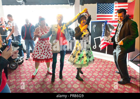 Porthcawl, Großbritannien. 30. September 2018. Am letzten Tag des Festivals, elvis tribute Artist, Nigelvis, aus Spanien, bekommt der Gast in die Breeze Bar Schauplatz an Coney Strand gehen. Zehntausende von Elvis Presley Fans steigen auf der kleinen walisischen Küstenstadt Porthcawl in South Wales für drei Tag große Feier der König und Elvis Tribut Künstler auf das grösste Festival seiner Art in der Welt zu hören. Credit: Graham M. Lawrence/Alamy leben Nachrichten Stockfoto