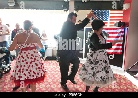 Porthcawl, Großbritannien. 30. September 2018. Am letzten Tag des Festivals, elvis tribute Artist, Nigelvis, aus Spanien, bekommt der Gast in die Breeze Bar Schauplatz an Coney Strand gehen. Zehntausende von Elvis Presley Fans steigen auf der kleinen walisischen Küstenstadt Porthcawl in South Wales für drei Tag große Feier der König und Elvis Tribut Künstler auf das grösste Festival seiner Art in der Welt zu hören. Credit: Graham M. Lawrence/Alamy leben Nachrichten Stockfoto
