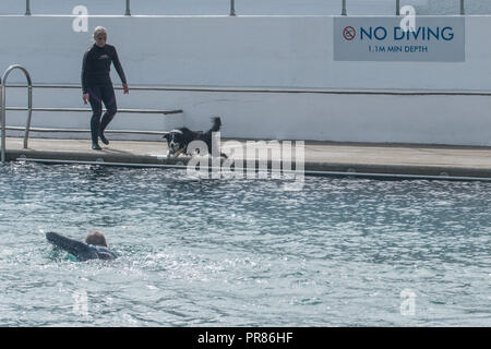 Penzance, Cornwall, UK. 30. September 2018. Heute war der letzte Tag der Eröffnung für die Saison am Jubiläum außen Lido Pool von Penzance. Heute war ein fundraising Veranstaltung, bei der Menschen und ihre Hunde kommen könnte und Schwimmen. Der Pool hat soeben das crowdfunder Ziel eine Heizung mit Erdwärme Projekt, das ringsum das Jahr baden in Teilen der Pool geben zu beenden. Foto: Simon Maycock/Alamy leben Nachrichten Stockfoto