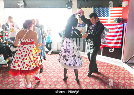 Porthcawl, Großbritannien. 30. September 2018. Am letzten Tag des Festivals, elvis tribute Artist, Nigelvis, aus Spanien, bekommt der Gast in die Breeze Bar Schauplatz an Coney Strand gehen. Zehntausende von Elvis Presley Fans steigen auf der kleinen walisischen Küstenstadt Porthcawl in South Wales für drei Tag große Feier der König und Elvis Tribut Künstler auf das grösste Festival seiner Art in der Welt zu hören. Credit: Graham M. Lawrence/Alamy leben Nachrichten Stockfoto