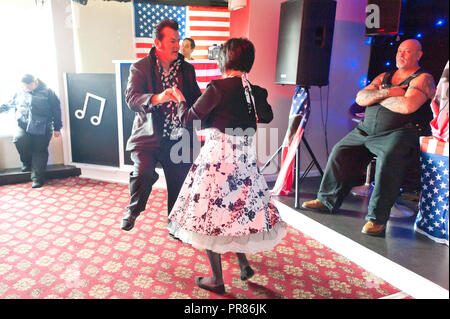 Porthcawl, Großbritannien. 30. September 2018. Am letzten Tag des Festivals, elvis tribute Artist, Nigelvis, aus Spanien, bekommt der Gast in die Breeze Bar Schauplatz an Coney Strand gehen. Zehntausende von Elvis Presley Fans steigen auf der kleinen walisischen Küstenstadt Porthcawl in South Wales für drei Tag große Feier der König und Elvis Tribut Künstler auf das grösste Festival seiner Art in der Welt zu hören. Credit: Graham M. Lawrence/Alamy leben Nachrichten Stockfoto