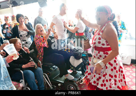 Porthcawl, Großbritannien. 30. September 2018. Zehntausende von Elvis Presley Fans steigen auf der kleinen walisischen Küstenstadt Porthcawl in South Wales für drei Tag große Feier der König und Elvis Tribut Künstler auf das grösste Festival seiner Art in der Welt zu hören. Credit: Graham M. Lawrence/Alamy leben Nachrichten Stockfoto
