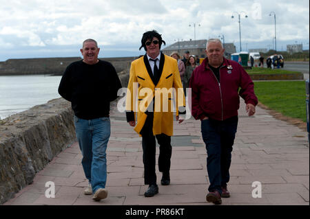 Porthcawl, Großbritannien. 30. September 2018. Am letzten Tag des Elvis Festival, ein Ventilator ein gelbes trägt! 950 s Teddy Boy 3/4 drapieren. Zehntausende von Elvis Presley Fans steigen auf der kleinen walisischen Küstenstadt Porthcawl in South Wales für drei Tag große Feier der König und Elvis Tribut Künstler auf das grösste Festival seiner Art in der Welt zu hören. Credit: Graham M. Lawrence/Alamy leben Nachrichten Stockfoto