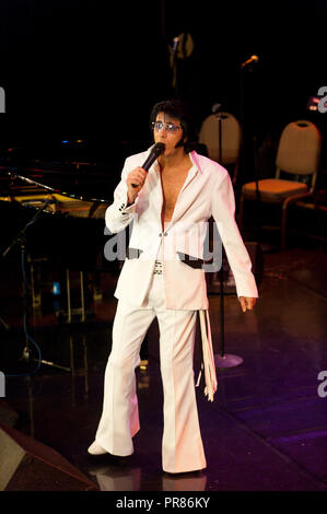 Porthcawl, Großbritannien. 30. September 2018. Am letzten Tag des Elvis Festival, das Evangelium sieht ein volles Haus am Pavillion. Zehntausende von Elvis Presley Fans steigen auf der kleinen walisischen Küstenstadt Porthcawl in South Wales für drei Tag große Feier der König und Elvis Tribut Künstler auf das grösste Festival seiner Art in der Welt zu hören. Credit: Graham M. Lawrence/Alamy leben Nachrichten Stockfoto