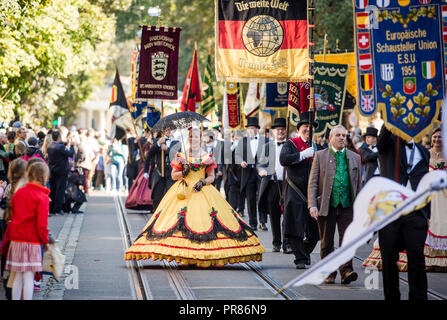 Stuttgart, Deutschland. 30. September 2018. In traditionellen Kostümen und mit Fahnen, Teilnehmer der 200. Jahrestag Prozession der Cannstatter Volksfest auf dem Cannstatter Wasen. Quelle: dpa Picture alliance/Alamy leben Nachrichten Stockfoto