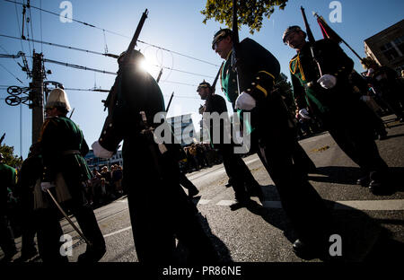 Stuttgart, Deutschland. 30. September 2018. In traditionellen Kostümen und Gewehre, Teilnehmer der 200. Jahrestag Prozession der Cannstatter Volksfest laufen in Richtung Cannstatter Wasen. Quelle: dpa Picture alliance/Alamy leben Nachrichten Stockfoto