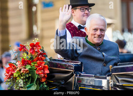 Stuttgart, Deutschland. 30. September 2018. Stuttgarts Oberbürgermeister Fritz Kuhn (Bündnis 90/Die Grünen) ist das Fahren mit der Kutsche in Richtung Cannstatter Wasen am 200. Jahrestag Parade der Cannstatter Volksfest. Quelle: dpa Picture alliance/Alamy leben Nachrichten Stockfoto