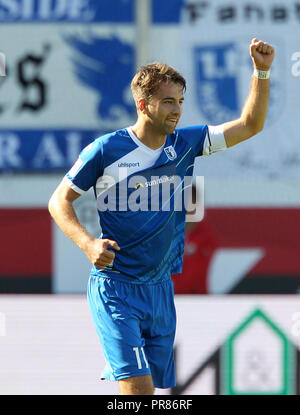30. September 2018, Baden-Wuerttemberg, Sanhausen: Fussball: 2. Bundesliga, SV Sandhausen - 1.FC Magdeburg, 8. Spieltag in der BWT-Stadion am Hardtwald: Christian Beck aus Magdeburg cheers sein Ziel auf 1:0. Foto: Michael Deines/dpa - WICHTIGER HINWEIS: Gemäß den Vorgaben der DFL Deutsche Fußball Liga bzw. des DFB Deutscher Fußball-Bund ist es untersagt, in dem Stadion und / oder vom Spiel angefertigte Fotoaufnahmen in Form von Sequenzbildern und/oder Videoähnlichen Fotostrecken zu verwerten bzw. verwerten zu lassen. Stockfoto