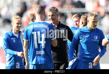 30. September 2018, Baden-Wuerttemberg, Sandhausen: Fussball: 2. Bundesliga, SV Sandhausen - 1.FC Magdeburg, 8. Spieltag in der BWT-Stadion am Hardtwald: Magdeburg Trainer Jens Härtel (M) Dank seiner Spieler nach dem Spiel. Foto: Michael Deines/dpa - WICHTIGER HINWEIS: Gemäß den Vorgaben der DFL Deutsche Fußball Liga bzw. des DFB Deutscher Fußball-Bund ist es untersagt, in dem Stadion und / oder vom Spiel angefertigte Fotoaufnahmen in Form von Sequenzbildern und/oder Videoähnlichen Fotostrecken zu verwerten bzw. verwerten zu lassen. Stockfoto