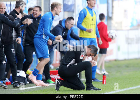 30. September 2018, Baden-Wuerttemberg, Sandhausen: Fussball: 2. Bundesliga, SV Sandhausen - 1.FC Magdeburg, 8. Spieltag in der BWT-Stadion am Hardtwald: Magdeburg Trainer Jens Härtel kniet auf dem Boden. Foto: Michael Deines/dpa - WICHTIGER HINWEIS: Gemäß den Vorgaben der DFL Deutsche Fußball Liga bzw. des DFB Deutscher Fußball-Bund ist es untersagt, in dem Stadion und / oder vom Spiel angefertigte Fotoaufnahmen in Form von Sequenzbildern und/oder Videoähnlichen Fotostrecken zu verwerten bzw. verwerten zu lassen. Stockfoto