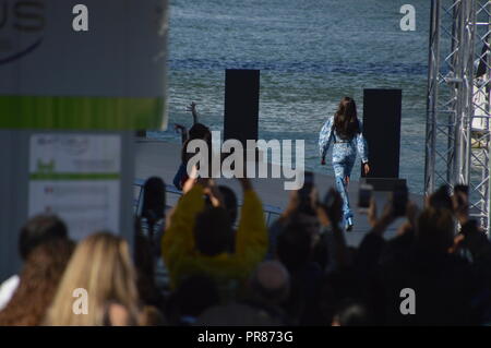 30. September 2018. Fashion Week 2018. Catwalk auf dem Wasser des Flusses Seine für das Verunreinigen von LOREAL. 30. September 2018. Paris, Quai d Orsay, Pont de Solferino, Seine. 14 Uhr. ALPHACIT NEWIM/Alamy leben Nachrichten Stockfoto