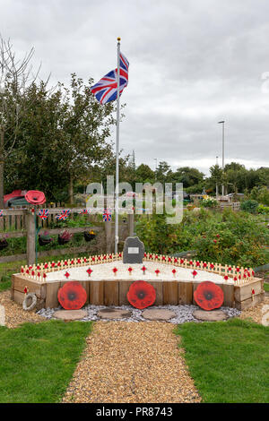 Cheshire, Großbritannien. 30. September 2018. Das Wetter war kalt und windig, als der Bürgermeister von Warrington, Cllr. Karen Mundry, eröffnete die Memorial Garden und Zuteilung mit Commando Veteran Ken Preter. Das Land für den Garten und die Zuteilung waren an Schulter Soldat, der Leigh gespendet - auf der Grundlage der Nächstenliebe widmet es ist an der Zeit, die Unterstützung von Personal serviert, deren Familien und Veteranen, von Bent's Garten & Home Center im Glazebury, Cheshire Credit: John Hopkins/Alamy leben Nachrichten Stockfoto