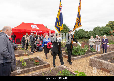 Cheshire, Großbritannien. 30. September 2018. Das Wetter war kalt und windig, als der Bürgermeister von Warrington, Cllr. Karen Mundry, eröffnete die Memorial Garden und Zuteilung mit Commando Veteran Ken Preter. Das Land für den Garten und die Zuteilung waren an Schulter Soldat, der Leigh gespendet - auf der Grundlage der Nächstenliebe widmet es ist an der Zeit, die Unterstützung von Personal serviert, deren Familien und Veteranen, von Bent's Garten & Home Center im Glazebury, Cheshire Credit: John Hopkins/Alamy leben Nachrichten Stockfoto