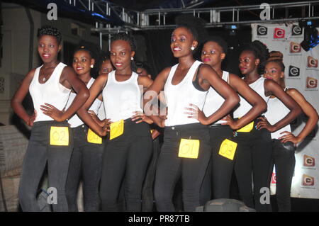 Jinja, Uganda. 30, September, 2018. Kandidaten für die Kameras der Miss Jinja Schönheitswettbewerb posiert als Spot Sechs in Jinja. Zwölf Mädchen in der Schönheit Wettbewerb beteiligt. Credit: Donald Kiirya/Alamy Leben Nachrichten. Stockfoto