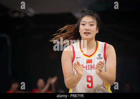 Teneriffa, Spanien. 30 Sep, 2018. Li Meng von China feiert zählen während der Klasse 5-6 Match zwischen China und Frankreich an der FIBA Frauen 2018 Basketball WM in Santiago Martin Arena in San Cristobal de La Laguna in Teneriffa, Spanien, Sept. 30, 2018. Credit: Zheng Huansong/Xinhua/Alamy leben Nachrichten Stockfoto