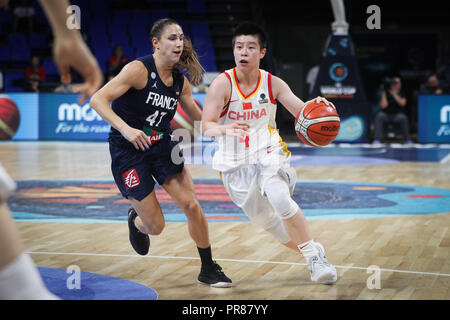 Teneriffa, Spanien. 30 Sep, 2018. Li Yuan (R) von China bricht durch während der Klasse 5-6 Match zwischen China und Frankreich an der FIBA Frauen 2018 Basketball WM in Santiago Martin Arena in San Cristobal de La Laguna in Teneriffa, Spanien, Sept. 30, 2018. Credit: Zheng Huansong/Xinhua/Alamy leben Nachrichten Stockfoto