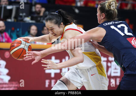 Teneriffa, Spanien. 30 Sep, 2018. Shao Ting (L) von China bricht durch während der Klasse 5-6 Match zwischen China und Frankreich an der FIBA Frauen 2018 Basketball WM in Santiago Martin Arena in San Cristobal de La Laguna in Teneriffa, Spanien, Sept. 30, 2018. Credit: Zheng Huansong/Xinhua/Alamy leben Nachrichten Stockfoto