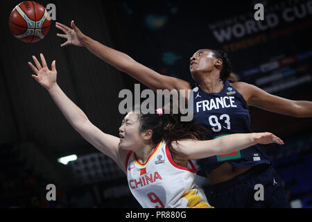 Teneriffa, Spanien. 30 Sep, 2018. Li Meng (L) von China geht in den Warenkorb während die Klasse 5-6 Match zwischen China und Frankreich an der FIBA Frauen 2018 Basketball WM in Santiago Martin Arena in San Cristobal de La Laguna in Teneriffa, Spanien, Sept. 30, 2018. Credit: Zheng Huansong/Xinhua/Alamy leben Nachrichten Stockfoto