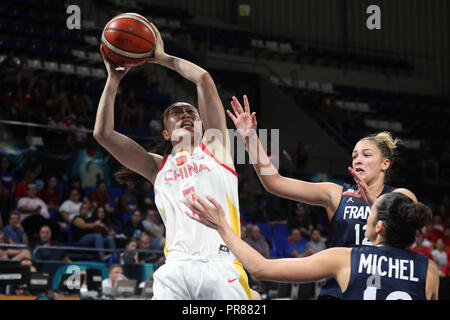 Teneriffa, Spanien. 30 Sep, 2018. Shao Ting (L) von China konkurriert bei der Klasse 5-6 Match zwischen China und Frankreich an der FIBA Frauen 2018 Basketball WM in Santiago Martin Arena in San Cristobal de La Laguna in Teneriffa, Spanien, Sept. 30, 2018. Credit: Zheng Huansong/Xinhua/Alamy leben Nachrichten Stockfoto