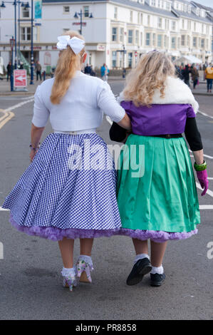 Porthcawl, Großbritannien. 30. September 2018. Rozalind Ashley-Williams (L) und Iris Davie 79 (R) sowohl aus Porthcawl Teil in thePriscilla Königin der Prom-Parade, die am letzten Tag des Elvis Festival findet. Zehntausende von Elvis Presley Fans steigen auf der kleinen walisischen Küstenstadt Porthcawl in South Wales für drei Tag große Feier der König und Elvis Tribut Künstler auf das grösste Festival seiner Art in der Welt zu hören. Credit: Graham M. Lawrence/Alamy leben Nachrichten Stockfoto