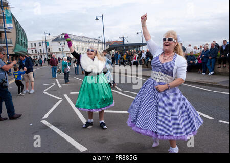 Porthcawl, Großbritannien. 30. September 2018. Rozalind Ashley-Williams (R) und Iris Davie 79 (L) sowohl aus Porthcawl Teil in thePriscilla Königin der Prom-Parade, die am letzten Tag des Elvis Festival findet. Zehntausende von Elvis Presley Fans steigen auf der kleinen walisischen Küstenstadt Porthcawl in South Wales für drei Tag große Feier der König und Elvis Tribut Künstler auf das grösste Festival seiner Art in der Welt zu hören. Credit: Graham M. Lawrence/Alamy leben Nachrichten Stockfoto