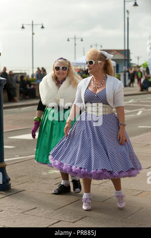 Porthcawl, Großbritannien. 30. September 2018. Rozalind Ashley-Williams (R) und Iris Davie 79 (L) sowohl aus Porthcawl Teil in thePriscilla Königin der Prom-Parade, die am letzten Tag des Elvis Festival findet. Zehntausende von Elvis Presley Fans steigen auf der kleinen walisischen Küstenstadt Porthcawl in South Wales für drei Tag große Feier der König und Elvis Tribut Künstler auf das grösste Festival seiner Art in der Welt zu hören. Credit: Graham M. Lawrence/Alamy leben Nachrichten Stockfoto