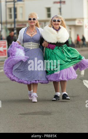 Porthcawl, Großbritannien. 30. September 2018. Rozalind Ashley-Williams (L) und Iris Davie 79 (R) sowohl aus Porthcawl Teil in thePriscilla Königin der Prom-Parade, die am letzten Tag des Elvis Festival findet. Zehntausende von Elvis Presley Fans steigen auf der kleinen walisischen Küstenstadt Porthcawl in South Wales für drei Tag große Feier der König und Elvis Tribut Künstler auf das grösste Festival seiner Art in der Welt zu hören. Credit: Graham M. Lawrence/Alamy leben Nachrichten Stockfoto