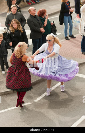Porthcawl, Großbritannien. 30. September 2018. Die Priscilla, Königin der Prom-Parade findet am letzten Tag des Elvis Festival. Zehntausende von Elvis Presley Fans steigen auf der kleinen walisischen Küstenstadt Porthcawl in South Wales für drei Tag große Feier der König und Elvis Tribut Künstler auf das grösste Festival seiner Art in der Welt zu hören. Credit: Graham M. Lawrence/Alamy leben Nachrichten Stockfoto