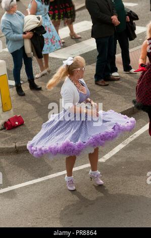 Porthcawl, Großbritannien. 30. September 2018. Die Priscilla, Königin der Prom-Parade findet am letzten Tag des Elvis Festival. Zehntausende von Elvis Presley Fans steigen auf der kleinen walisischen Küstenstadt Porthcawl in South Wales für drei Tag große Feier der König und Elvis Tribut Künstler auf das grösste Festival seiner Art in der Welt zu hören. Credit: Graham M. Lawrence/Alamy leben Nachrichten Stockfoto