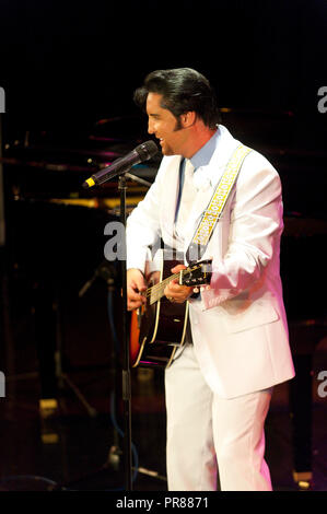 Porthcawl, Großbritannien. 30. September 2018. Am letzten Tag des Elvis Festival, das Evangelium sieht ein volles Haus am Pavillion. Zehntausende von Elvis Presley Fans steigen auf der kleinen walisischen Küstenstadt Porthcawl in South Wales für drei Tag große Feier der König und Elvis Tribut Künstler auf das grösste Festival seiner Art in der Welt zu hören. Credit: Graham M. Lawrence/Alamy leben Nachrichten Stockfoto