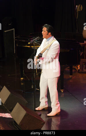 Porthcawl, Großbritannien. 30. September 2018. Am letzten Tag des Elvis Festival, das Evangelium sieht ein volles Haus am Pavillion. Zehntausende von Elvis Presley Fans steigen auf der kleinen walisischen Küstenstadt Porthcawl in South Wales für drei Tag große Feier der König und Elvis Tribut Künstler auf das grösste Festival seiner Art in der Welt zu hören. Credit: Graham M. Lawrence/Alamy leben Nachrichten Stockfoto