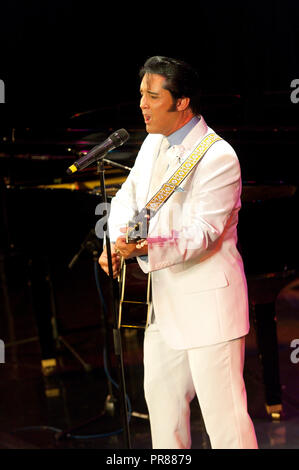 Porthcawl, Großbritannien. 30. September 2018. Am letzten Tag des Elvis Festival, das Evangelium sieht ein volles Haus am Pavillion. Zehntausende von Elvis Presley Fans steigen auf der kleinen walisischen Küstenstadt Porthcawl in South Wales für drei Tag große Feier der König und Elvis Tribut Künstler auf das grösste Festival seiner Art in der Welt zu hören. Credit: Graham M. Lawrence/Alamy leben Nachrichten Stockfoto