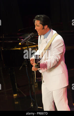 Porthcawl, Großbritannien. 30. September 2018. Am letzten Tag des Elvis Festival, das Evangelium sieht ein volles Haus am Pavillion. Zehntausende von Elvis Presley Fans steigen auf der kleinen walisischen Küstenstadt Porthcawl in South Wales für drei Tag große Feier der König und Elvis Tribut Künstler auf das grösste Festival seiner Art in der Welt zu hören. Credit: Graham M. Lawrence/Alamy leben Nachrichten Stockfoto