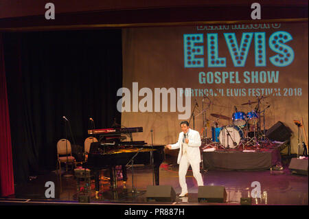 Porthcawl, Großbritannien. 30. September 2018. Am letzten Tag des Elvis Festival, das Evangelium sieht ein volles Haus am Pavillion. Zehntausende von Elvis Presley Fans steigen auf der kleinen walisischen Küstenstadt Porthcawl in South Wales für drei Tag große Feier der König und Elvis Tribut Künstler auf das grösste Festival seiner Art in der Welt zu hören. Credit: Graham M. Lawrence/Alamy leben Nachrichten Stockfoto